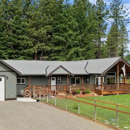 Mountain Retreat With Hot Tub, Game Room And Yard Home